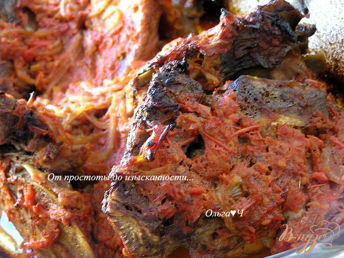 Фото приготовление рецепта: Свиные ребрышки в томатном соусе с майораном шаг №5