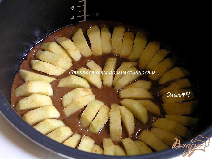 Фото приготовление рецепта: Шоколадный пирог с яблоками (в мультиварке) шаг №4
