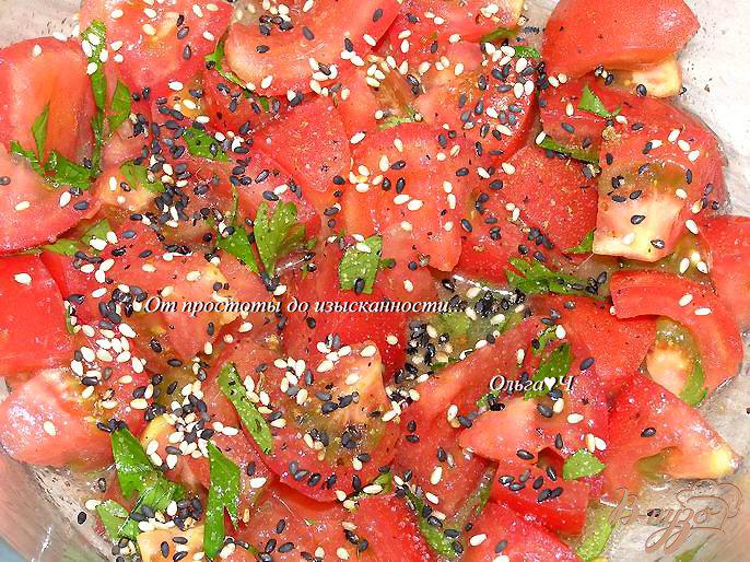 Фото приготовление рецепта: Салат с помидорами и кунжутом шаг №2
