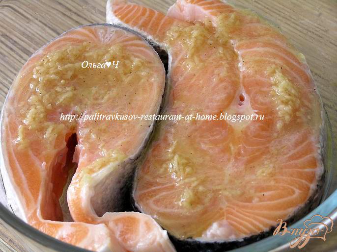 Фото приготовление рецепта: Салат из лосося с лаймом и имбирем шаг №2