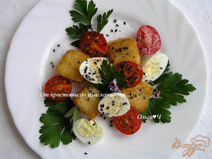 Фото приготовление рецепта: Салат из жареной поленты с пеперелиными яйцами, помидорами черри и цветками базилика шаг №4