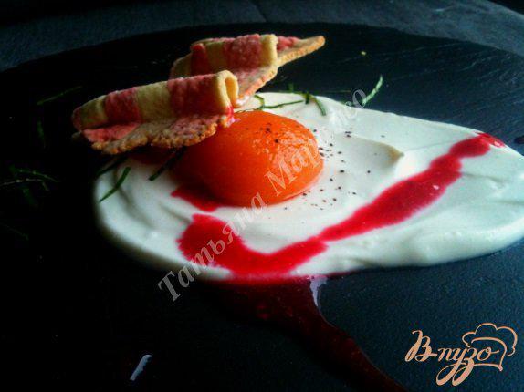Фото приготовление рецепта: Яичница с беконом на десерт шаг №7