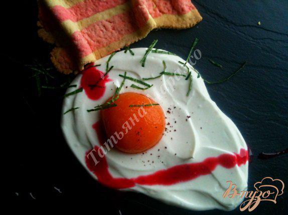 Фото приготовление рецепта: Яичница с беконом на десерт шаг №6