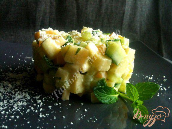 Фото приготовление рецепта: Салат из сыра с огурцом шаг №4