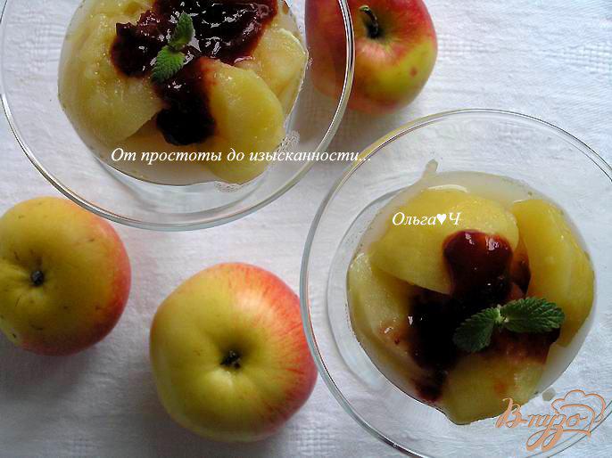 Фото приготовление рецепта: Теплый яблочный десерт с вишневым конфитюром шаг №4