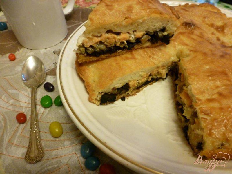 Фото приготовление рецепта: Пирог из семги и грибов шаг №6