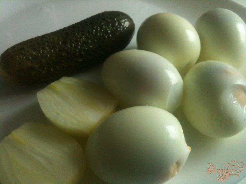 Фото приготовление рецепта: Яичный салат с хлебной крошкой шаг №1