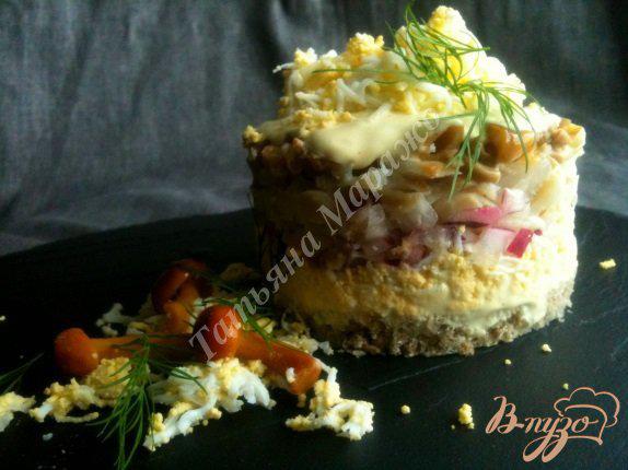 Фото приготовление рецепта: Салат с отварной рыбой и грибами шаг №10