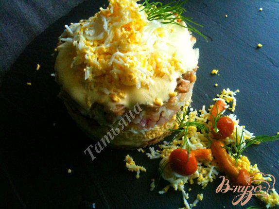 Фото приготовление рецепта: Салат с отварной рыбой и грибами шаг №9