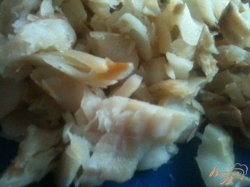 Фото приготовление рецепта: Салат с отварной рыбой и грибами шаг №4