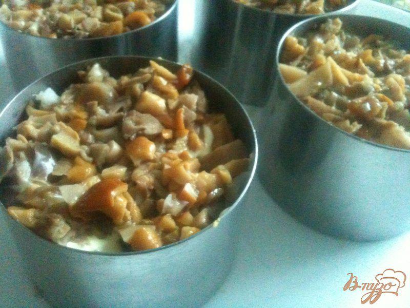 Фото приготовление рецепта: Салат с отварной рыбой и грибами шаг №8