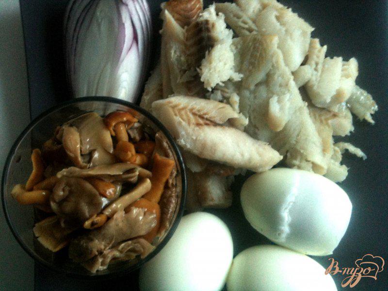 Фото приготовление рецепта: Салат с отварной рыбой и грибами шаг №1