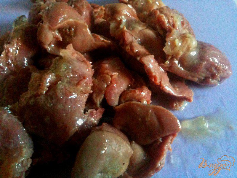 Фото приготовление рецепта: Салат с утиными желудочками конфи и папайей шаг №1