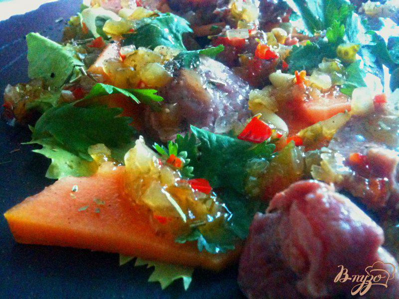 Фото приготовление рецепта: Салат с утиными желудочками конфи и папайей шаг №5
