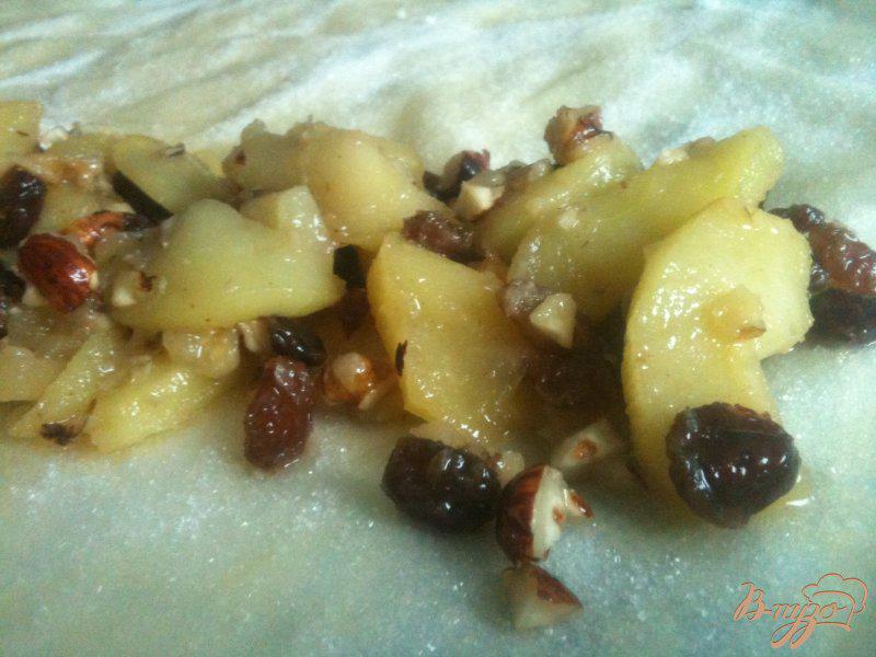 Фото приготовление рецепта: Слоеная улитка с яблоками шаг №7