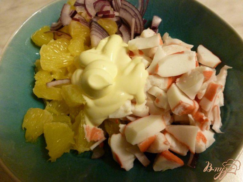Фото приготовление рецепта: Салат из крабового мяса и апельсинов шаг №3