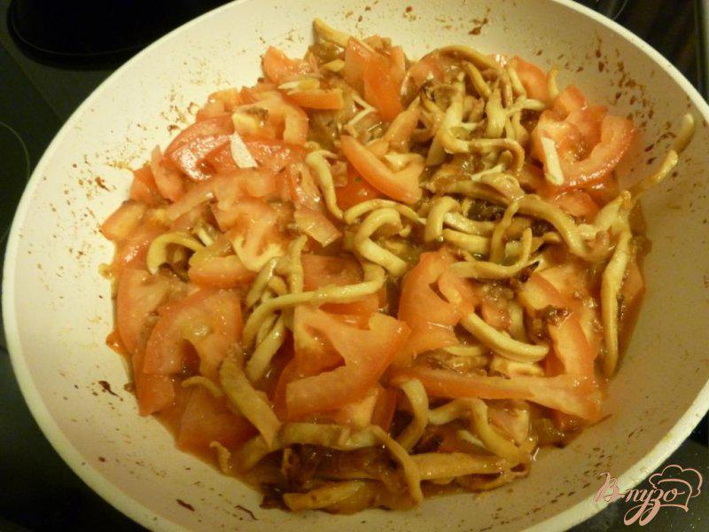 Фото приготовление рецепта: Теплый салат из кальмаров с томатами шаг №4