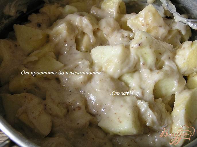 Фото приготовление рецепта: Яблочная шарлотка с грецкими орехами шаг №3
