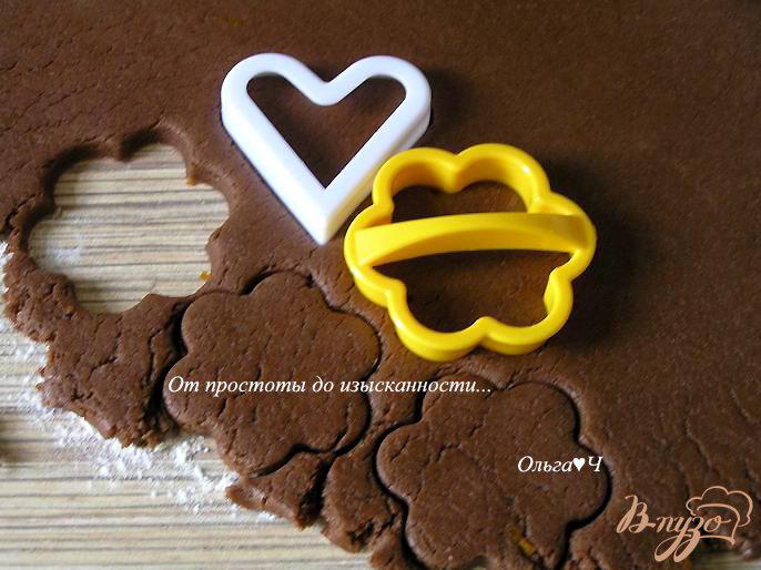 Фото приготовление рецепта: Печенье на шоколадном масле с корицей и апельсиновой цедрой шаг №5