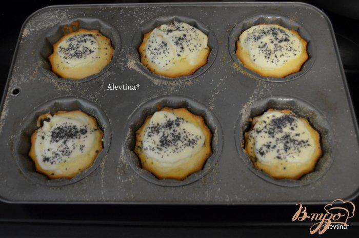 Фото приготовление рецепта: Кексы со сливочным сыром и маком шаг №6