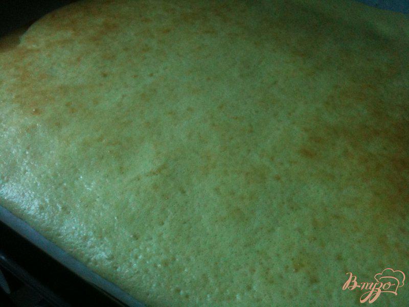 Фото приготовление рецепта: Бисквитные пирожные шаг №2