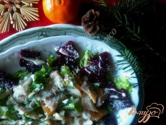 Фото приготовление рецепта: Салат с мандаринами, свеклой и копченой рыбой шаг №7