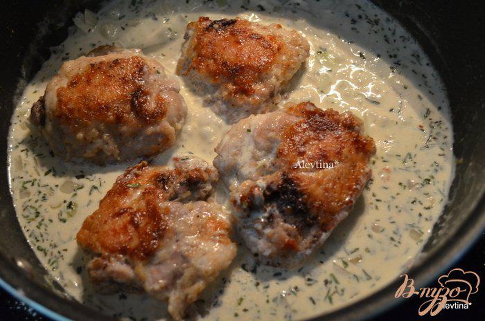 Фото приготовление рецепта: Куриные бедрышки в соусе кремово-горчичном шаг №5