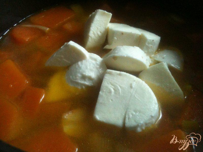 Фото приготовление рецепта: Тыквенный суп с моцареллой шаг №4