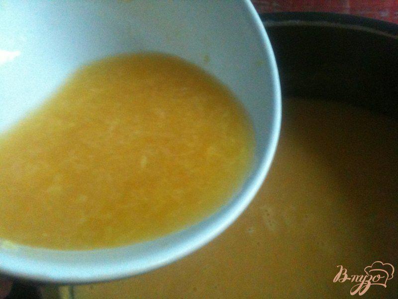 Фото приготовление рецепта: Тыквенный суп с моцареллой шаг №5