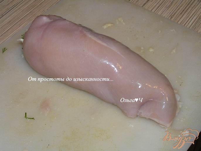Фото приготовление рецепта: Рулет из куриной грудки с грушей и сыром шаг №4