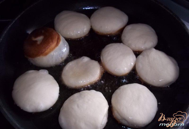 Фото приготовление рецепта: Пончики медовые на сметане шаг №7