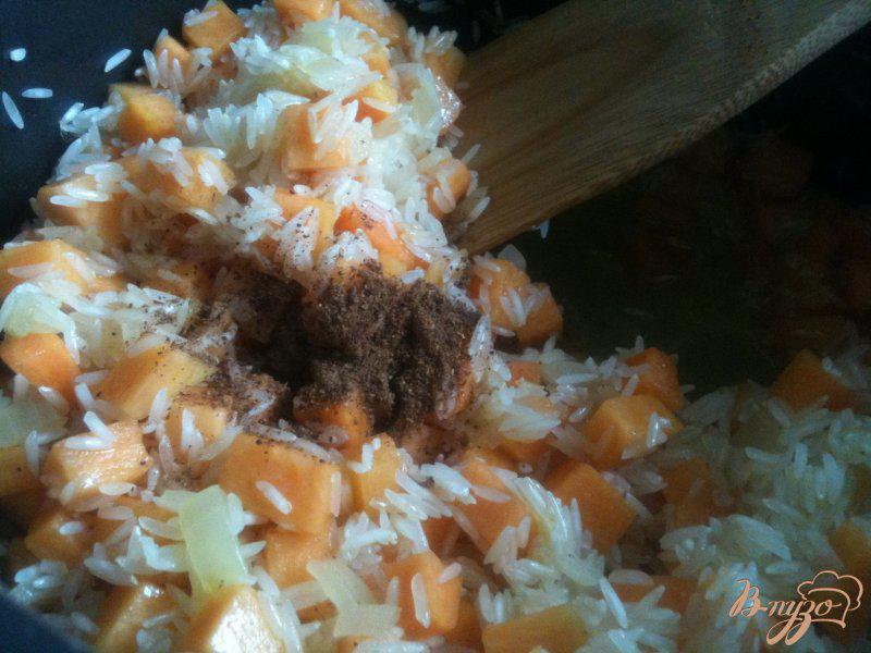 Фото приготовление рецепта: Пряный рис с тыквой шаг №4