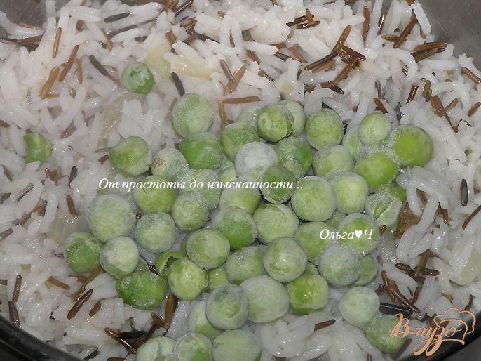 Фото приготовление рецепта: Дикий и пропаренный рис с зеленым горошком и сайрой шаг №3