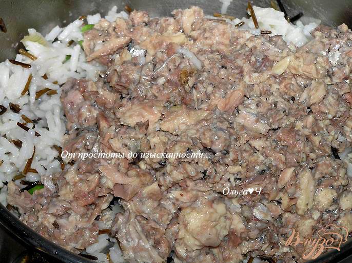 Фото приготовление рецепта: Дикий и пропаренный рис с зеленым горошком и сайрой шаг №4