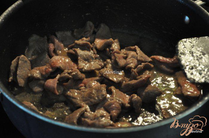 Фото приготовление рецепта: Тушеная говядина на пиве темном с грибами шаг №2