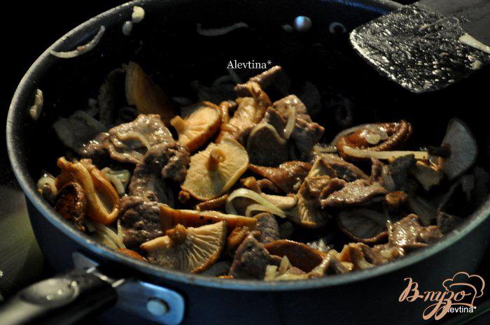 Фото приготовление рецепта: Тушеная говядина на пиве темном с грибами шаг №3