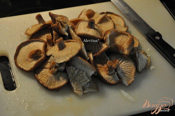 Фото приготовление рецепта: Тушеная говядина на пиве темном с грибами шаг №1