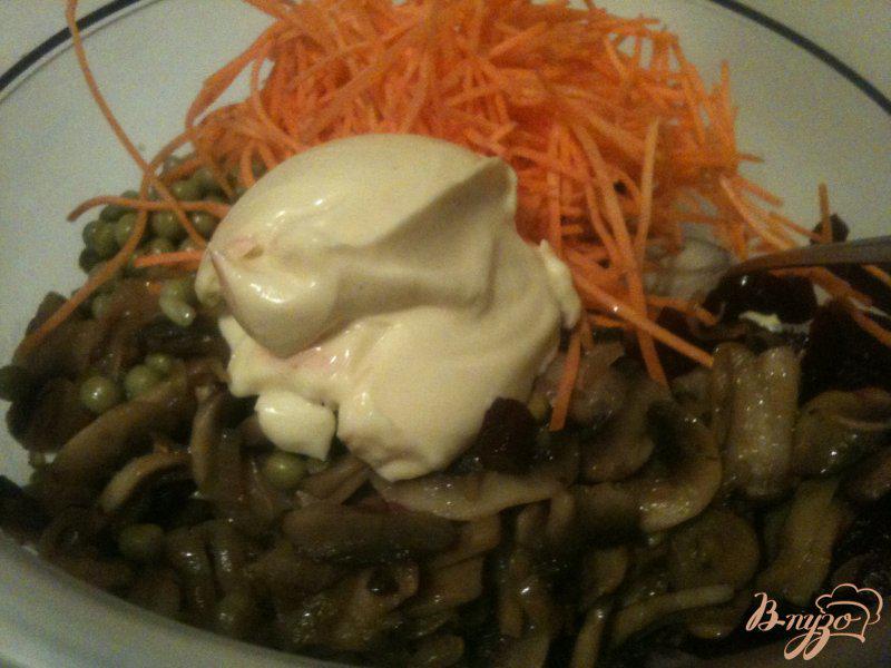Фото приготовление рецепта: Свекольный салат с грибами шаг №3