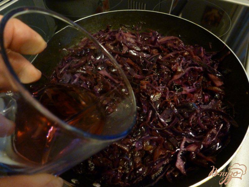 Фото приготовление рецепта: Краснокочанная капуста,тушенная с вином и вареньем из черной смородины шаг №5