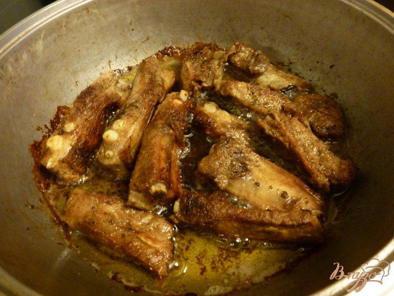 Фото приготовление рецепта: Жареные свиные ребра с луком шаг №2