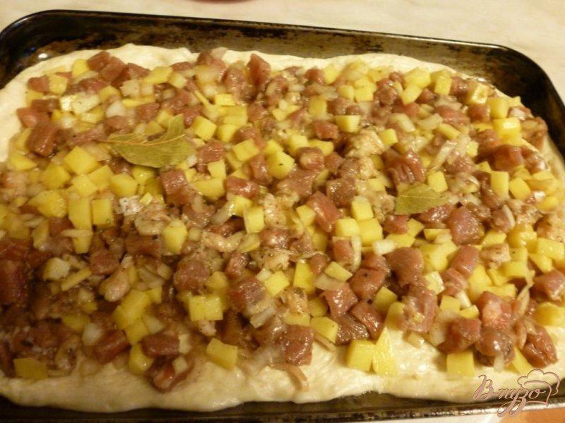 Фото приготовление рецепта: Пирог с мясом и картофелем шаг №2