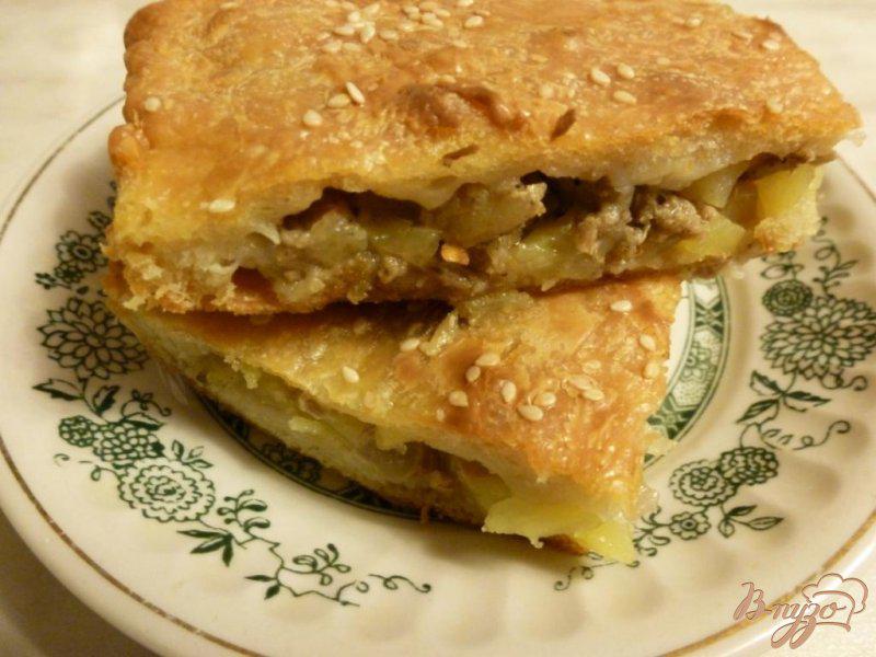 Фото приготовление рецепта: Пирог с мясом и картофелем шаг №4