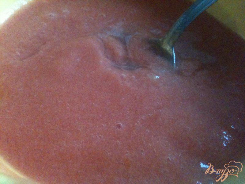 Фото приготовление рецепта: Томатное желе с  шариком из икры шаг №2