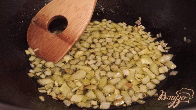 Фото приготовление рецепта: Пряный рисовый гарнир с сухофруктами шаг №2