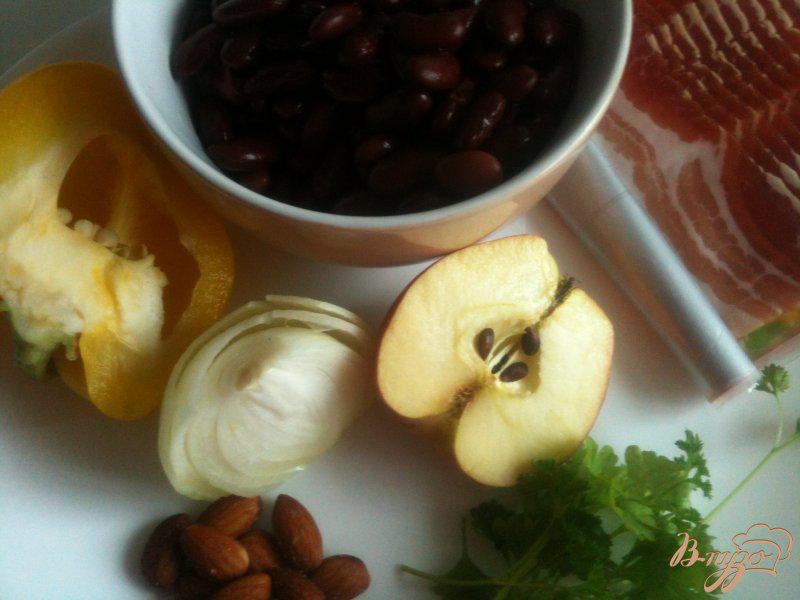 Фото приготовление рецепта: Фасолевый салат с яблоком и беконом шаг №1