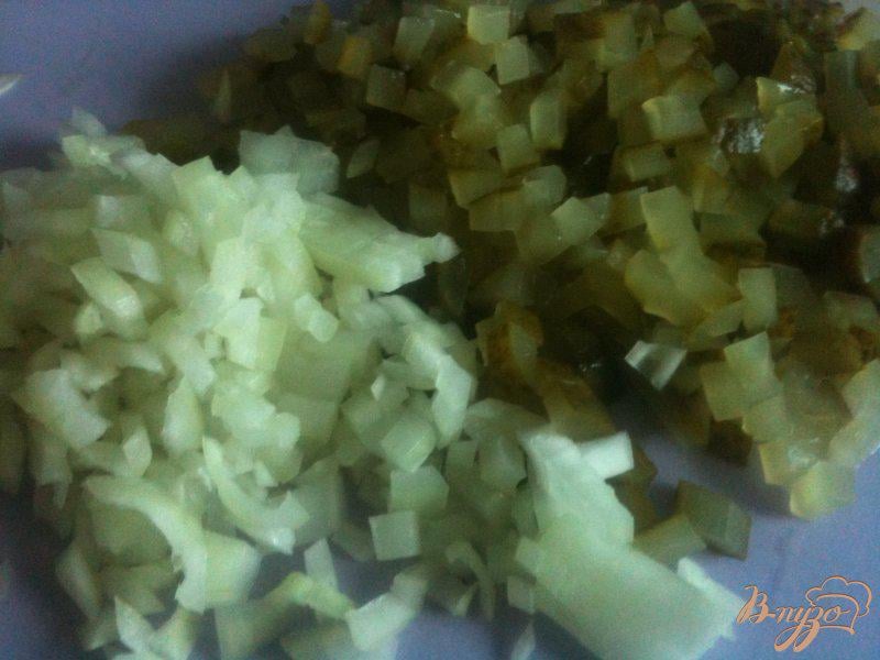 Фото приготовление рецепта: Салат с крабами и оливками шаг №3