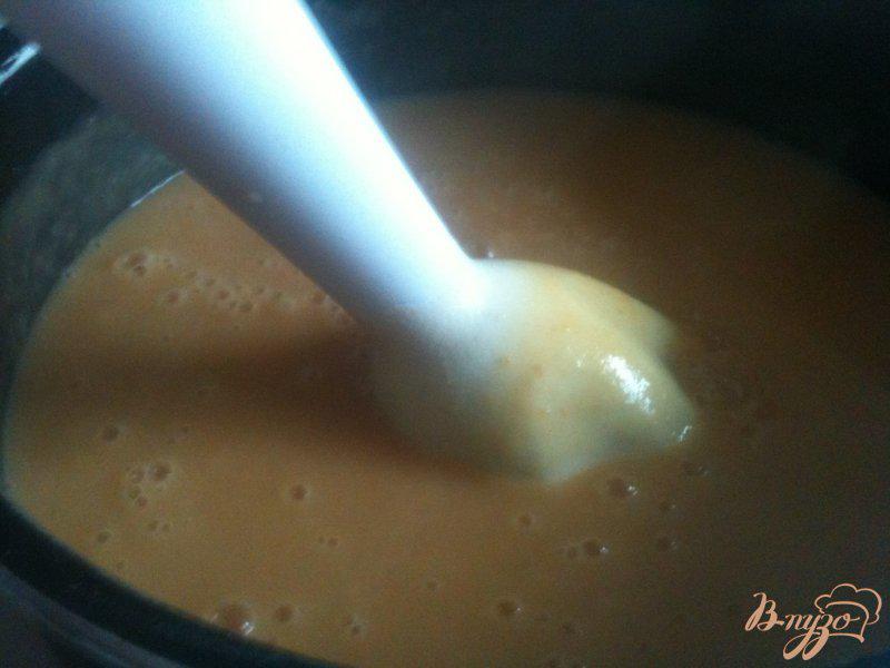 Фото приготовление рецепта: Фасолевый суп-пюре  с копчеными сосисками шаг №5