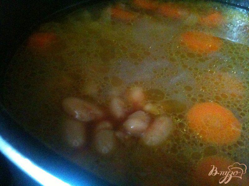 Фото приготовление рецепта: Фасолевый суп-пюре  с копчеными сосисками шаг №4