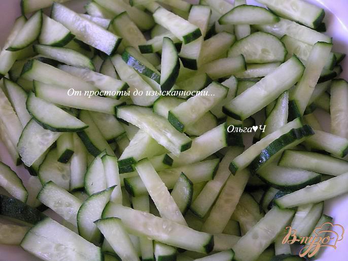 Фото приготовление рецепта: Огуречный салат с фетой и кешью шаг №1