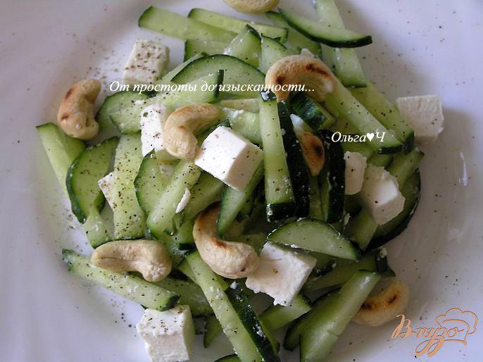 Фото приготовление рецепта: Огуречный салат с фетой и кешью шаг №4